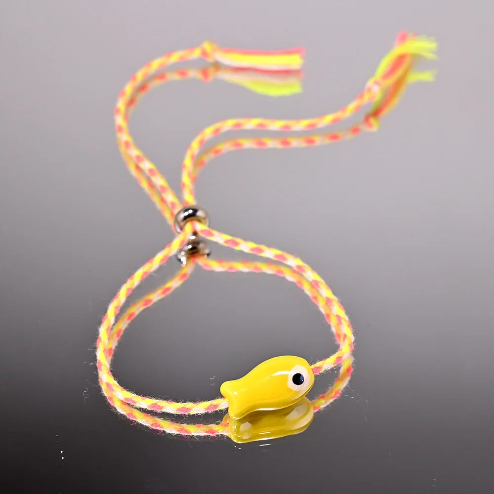 Böhmisches Keramik-Armband mit kleinem Fisch – mehrfarbiger Zugschnur, verstellbar, trendige Knöchel-/Handgelenkkette, süßer Damen-Festival-Schmuck