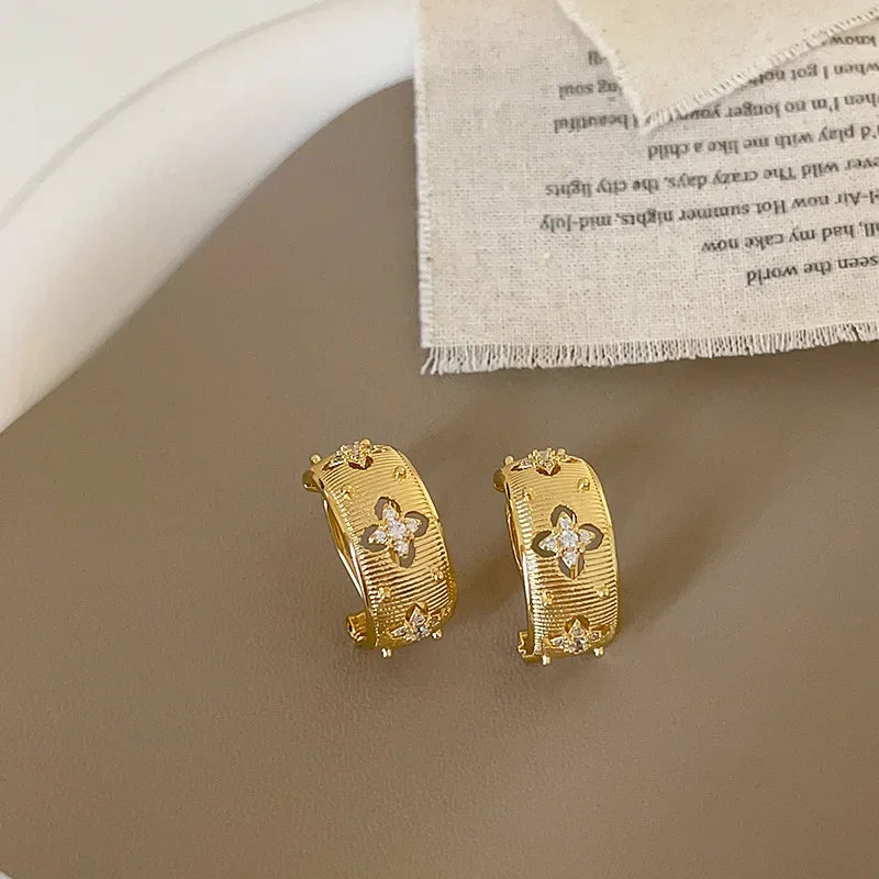 Luxuriöse Zirkonia Stern Flamme Ohrringe für Frauen Vintage Modisches Design Sinnvolle Elegante Vielseitige Creolen Schmuck