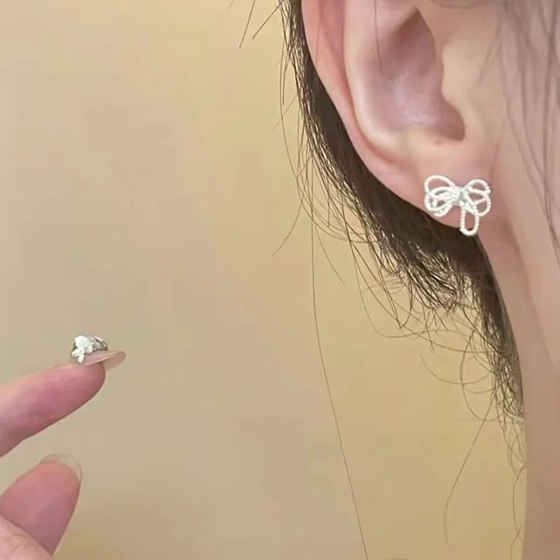 S925 Sterling Silber Aushöhlen Unregelmäßigen Bogen Schmetterling Krawatte Stud Ohrringe für Frauen Edlen Schmuck Hohe Luxus Vintage Zubehör
