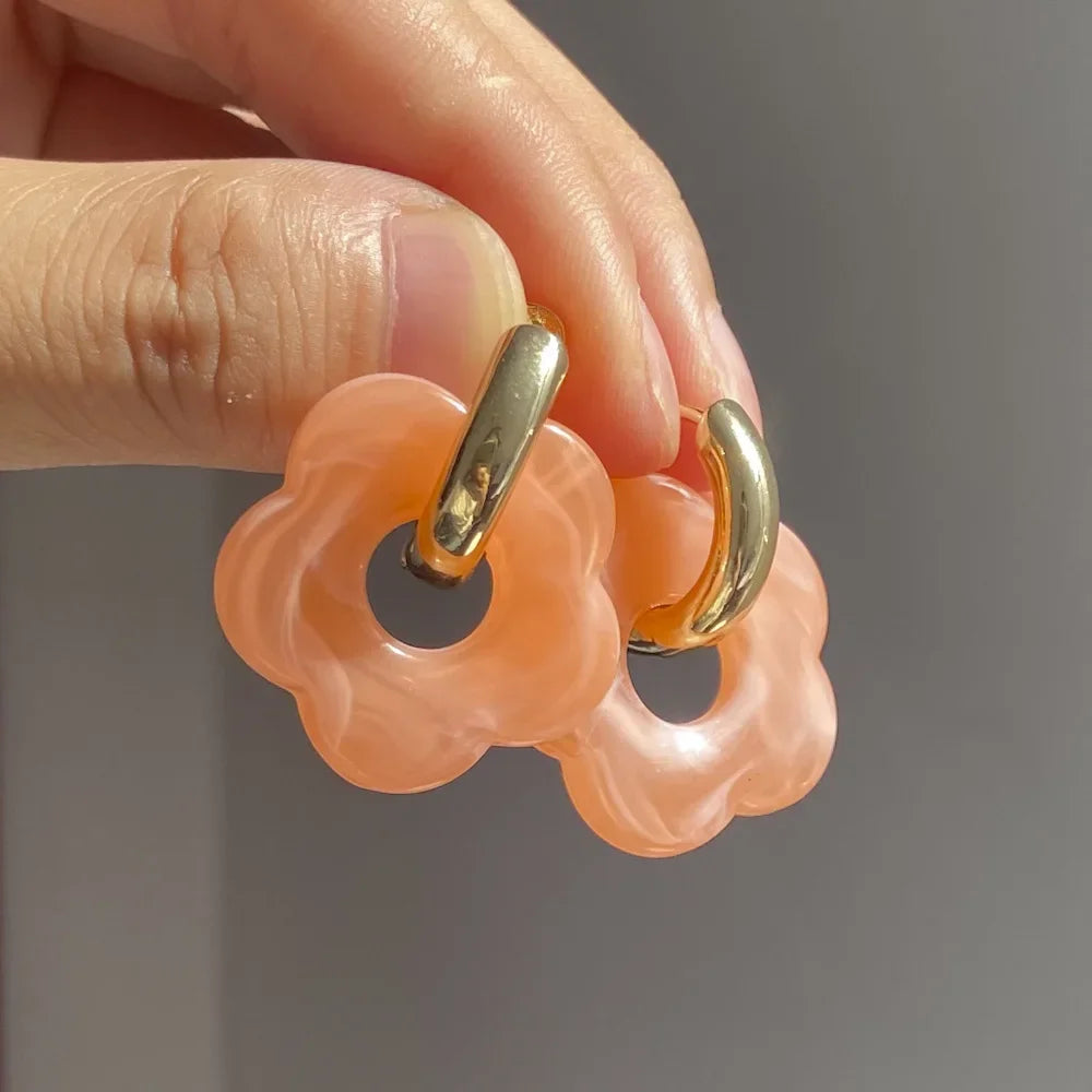 Bunte Blume Harz Acryl Charms Ohrring Gold Farbe Kreis Ohr Schnalle Creolen Modeschmuck für Frauen