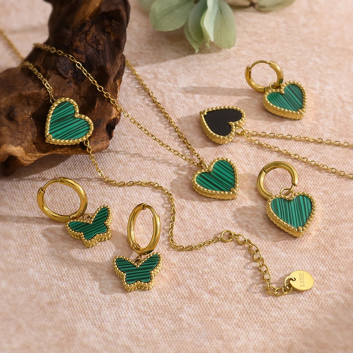 WILD & FREE Herz-Charm-Edelstahl-Armband, Halskette, Ohrringe für Damen, 18 Karat vergoldet, elegantes Vintage-Schmuckset
