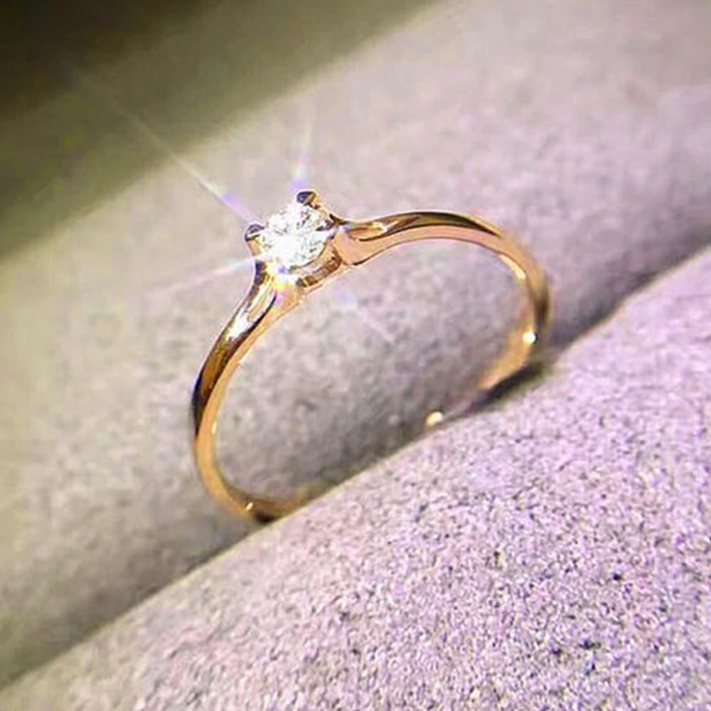 Huitan Minimalistische Damen-Eheringe mit 4 mm Zirkonia, schlicht, elegant, weibliches Finger-Zubehör, Verlobungsringe, Schmuck