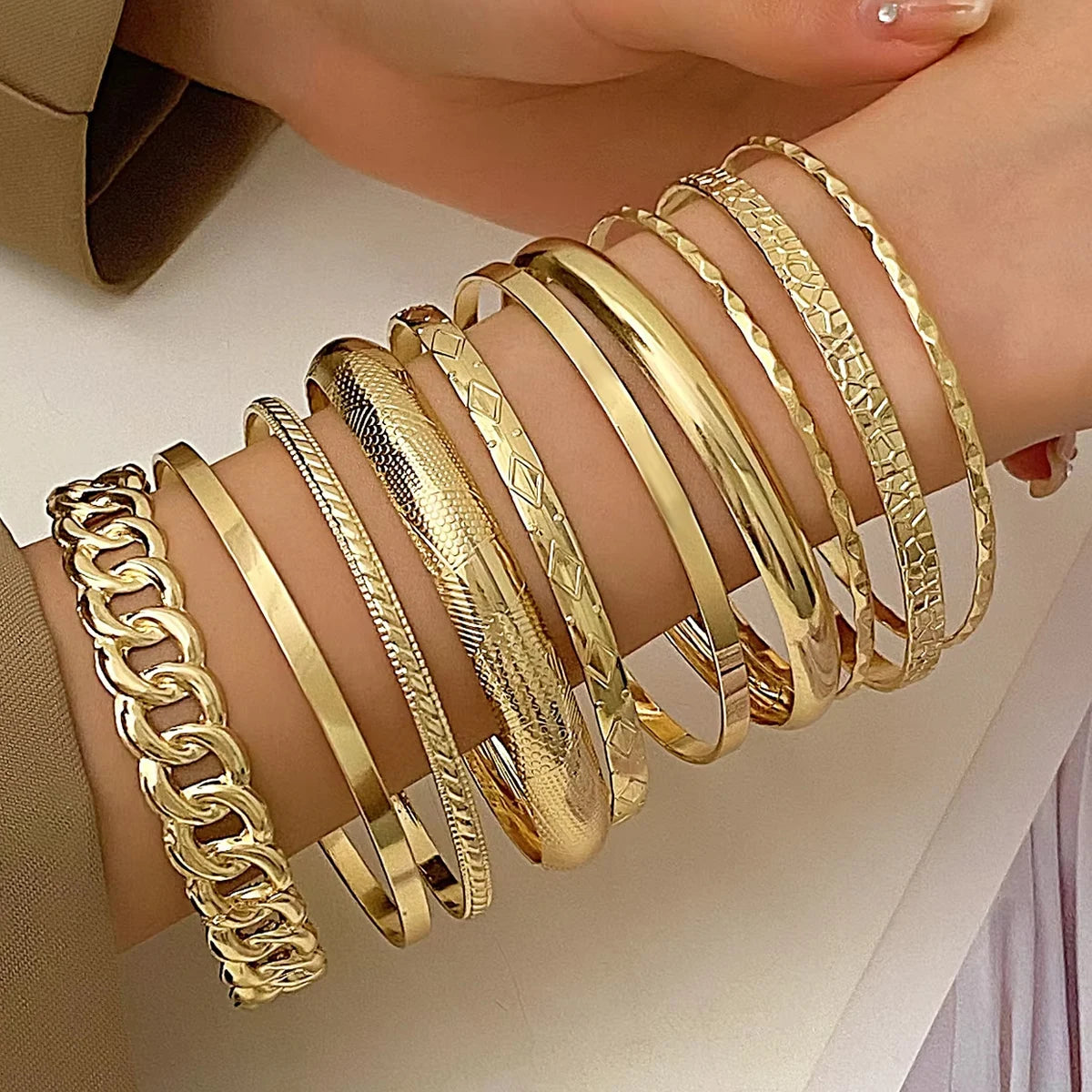 Zehnteiliges Set aus stilvollen böhmischen Folk-Retro-Armbändern mit weitem Gesicht in Gold- und Silberfarbe für Hochzeitsbankett-Schmuck