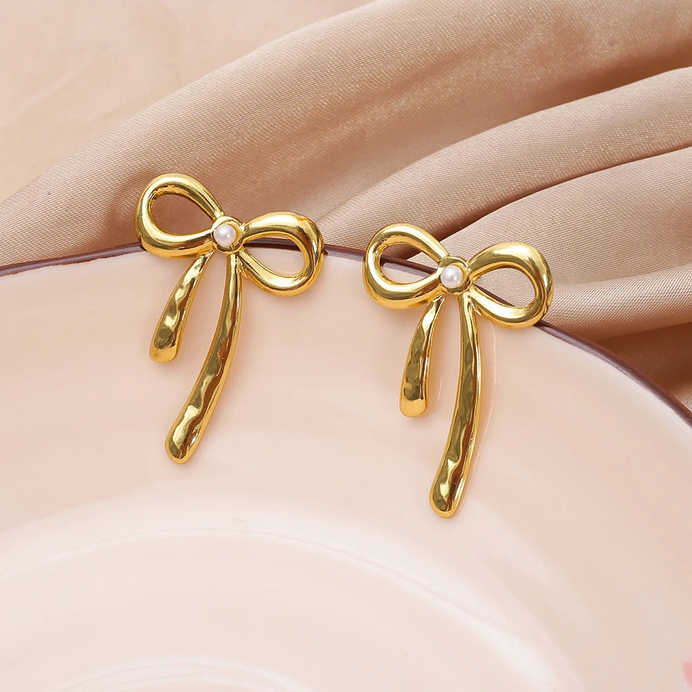 Goldfarbene Schleife-Ohrringe für Frauen, 2025, Bankett-Party-Dekoration, Edelstahl-Ohrringe, Ohrstecker, eingelegter Imitationsperlen-Schmuck