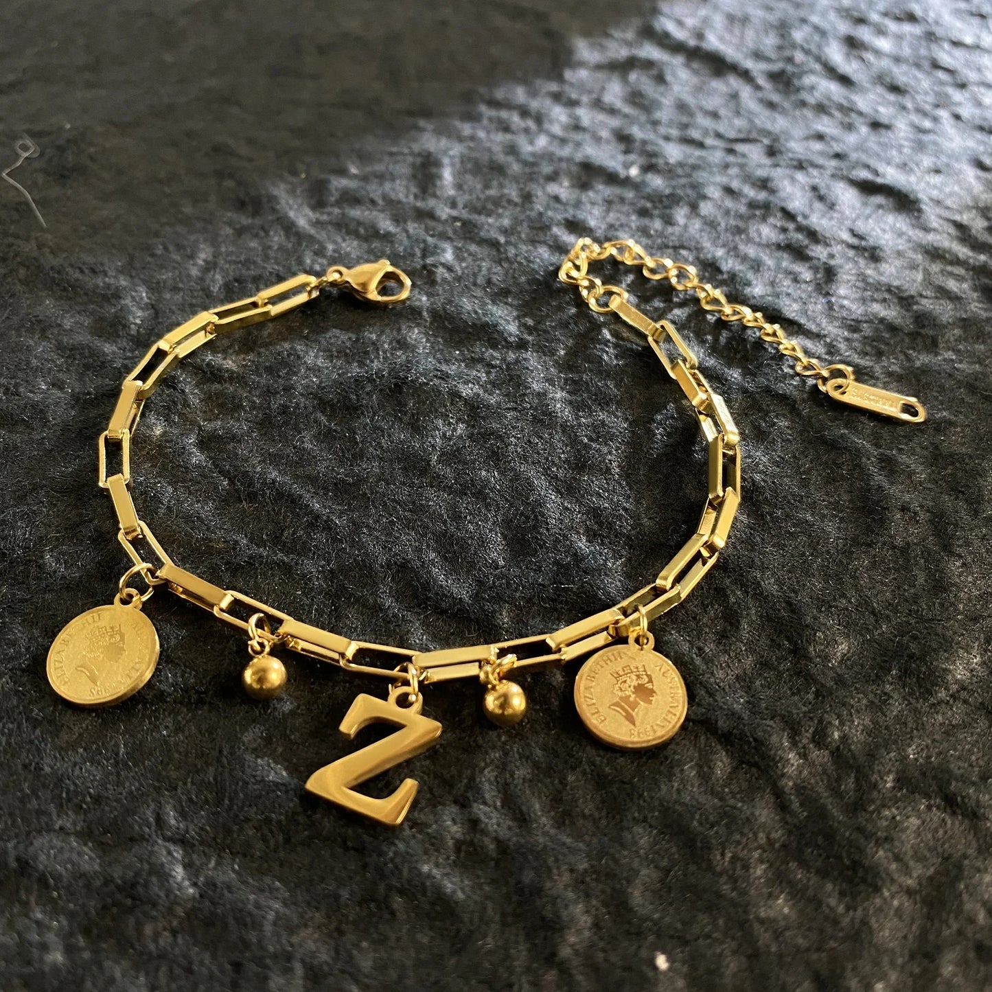 Queen Coin Letter 18K vergoldetes Edelstahlarmband für Frauen, kleiner Glockenanhänger, verstellbares Armband, klassischer Schmuck, Geschenk