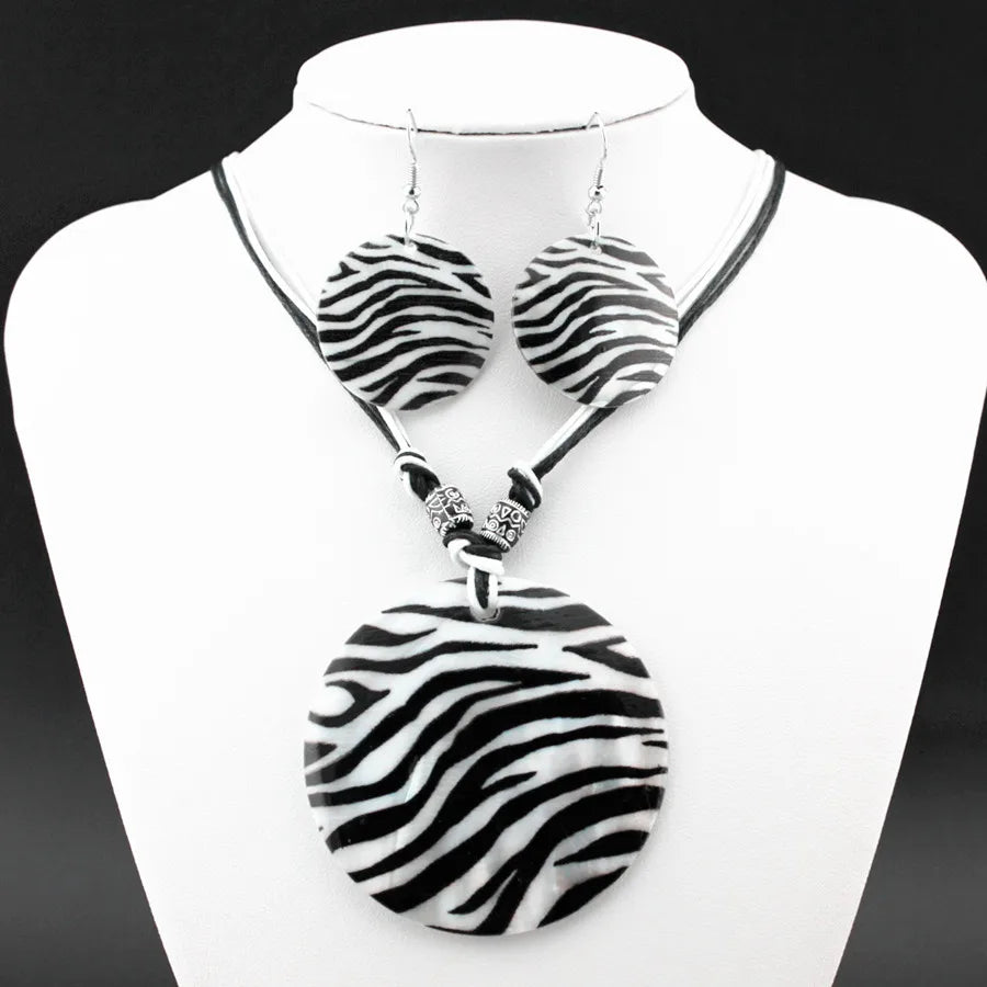 Mädchen Damen Zebra Muster Design Halskette Ohrringe Natürliche Muschel Schmuckset Schmetterling Schmuck für Dame Geschenk