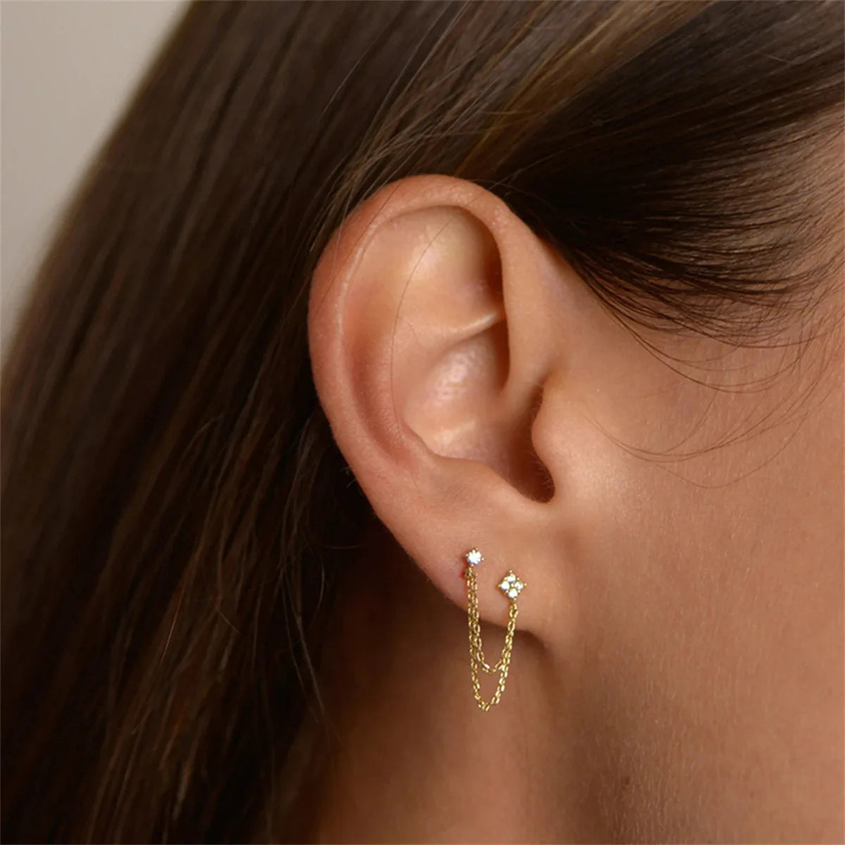 ZAKOL Modische kleine Blumen-Ohrstecker, minimalistische goldfarbene Ohrknochen-Ohr-Accessoires für Frauen und Mädchen
