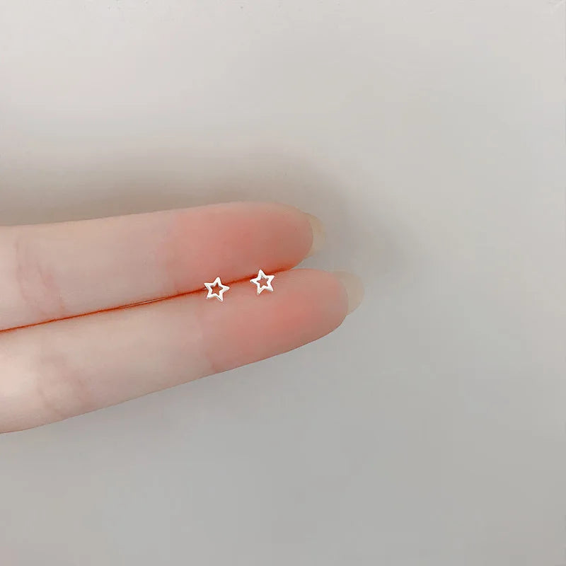 Silberfarbene, einfache kleine Schmetterlings-Ohrstecker für Damen, 925er Silbernadeln, hypoallergen, für den täglichen Gebrauch, Ohrpiercing-Schmuck