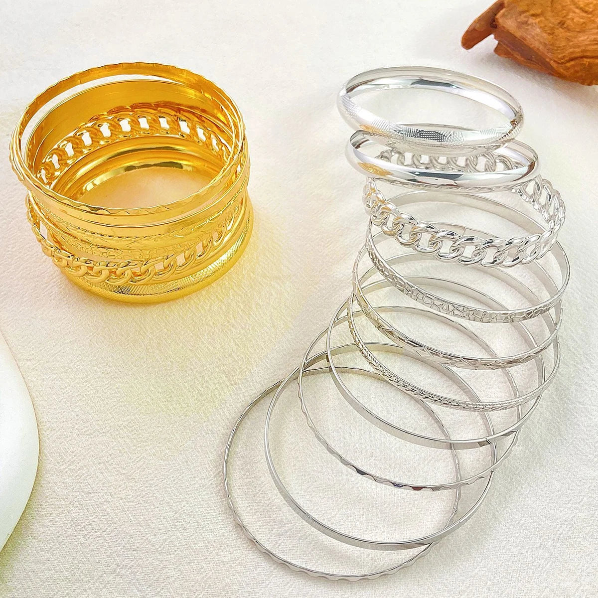 Zehnteiliges Set aus stilvollen böhmischen Folk-Retro-Armbändern mit weitem Gesicht in Gold- und Silberfarbe für Hochzeitsbankett-Schmuck
