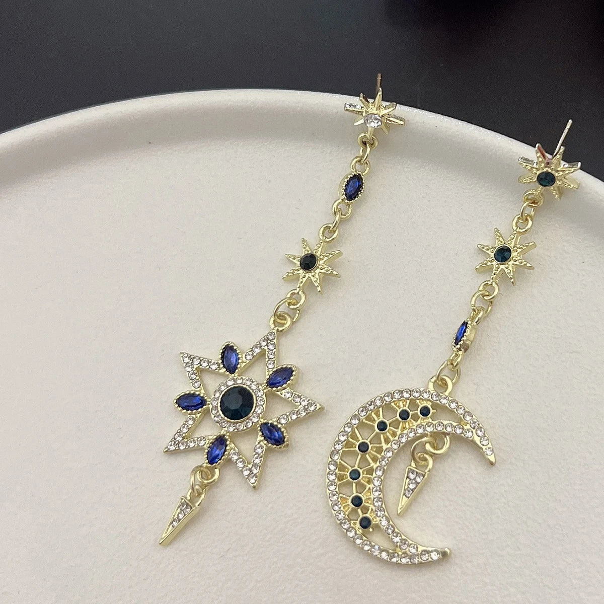 Elegante silberfarbene asymmetrische Stern- und Mond-Ohrringe, lange Statement-Quaste, funkelnde personalisierte Ohrringe, Schmuck