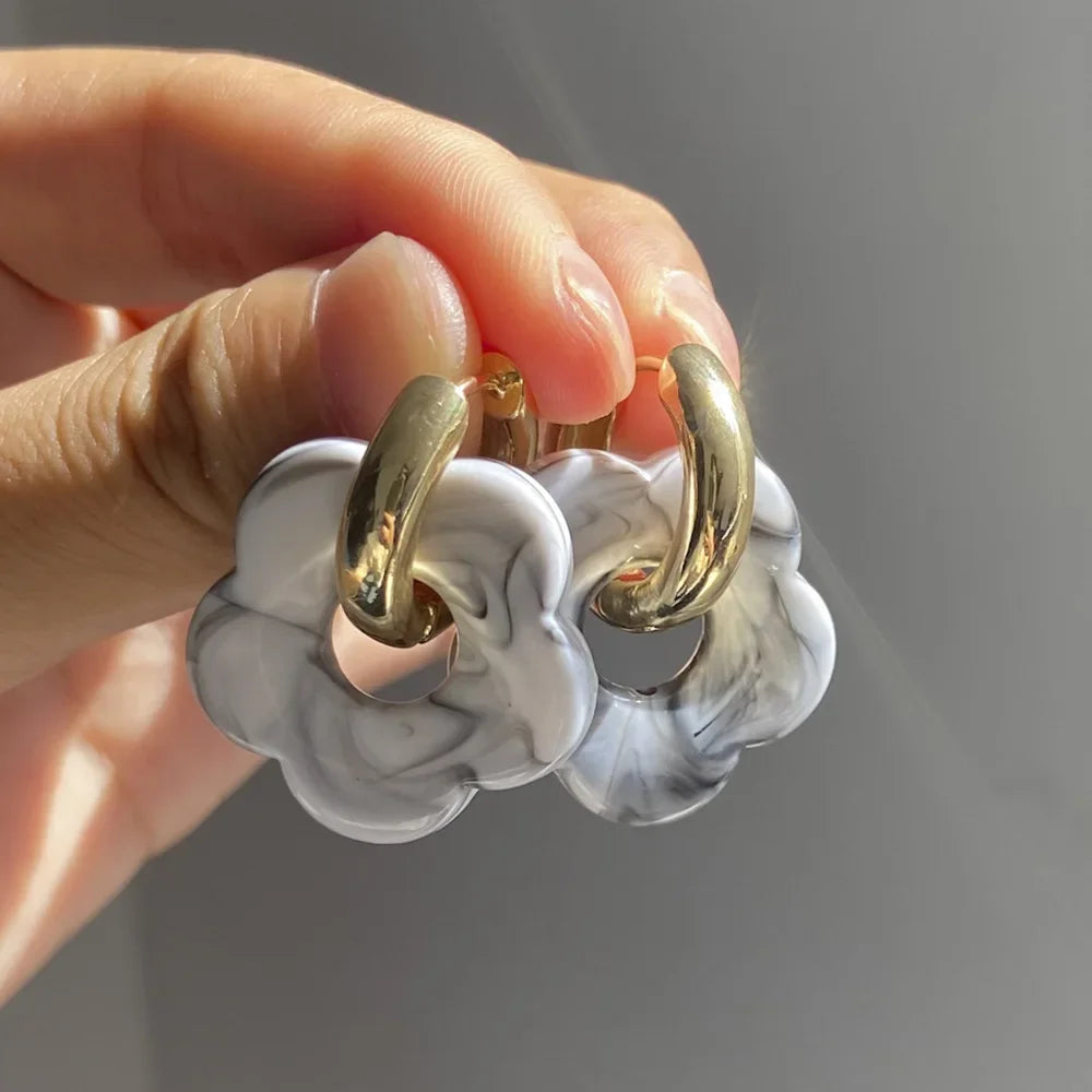 Bunte Blume Harz Acryl Charms Ohrring Gold Farbe Kreis Ohr Schnalle Creolen Modeschmuck für Frauen