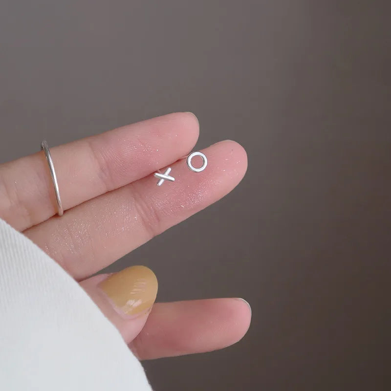 Silberfarbene, einfache kleine Schmetterlings-Ohrstecker für Damen, 925er Silbernadeln, hypoallergen, für den täglichen Gebrauch, Ohrpiercing-Schmuck