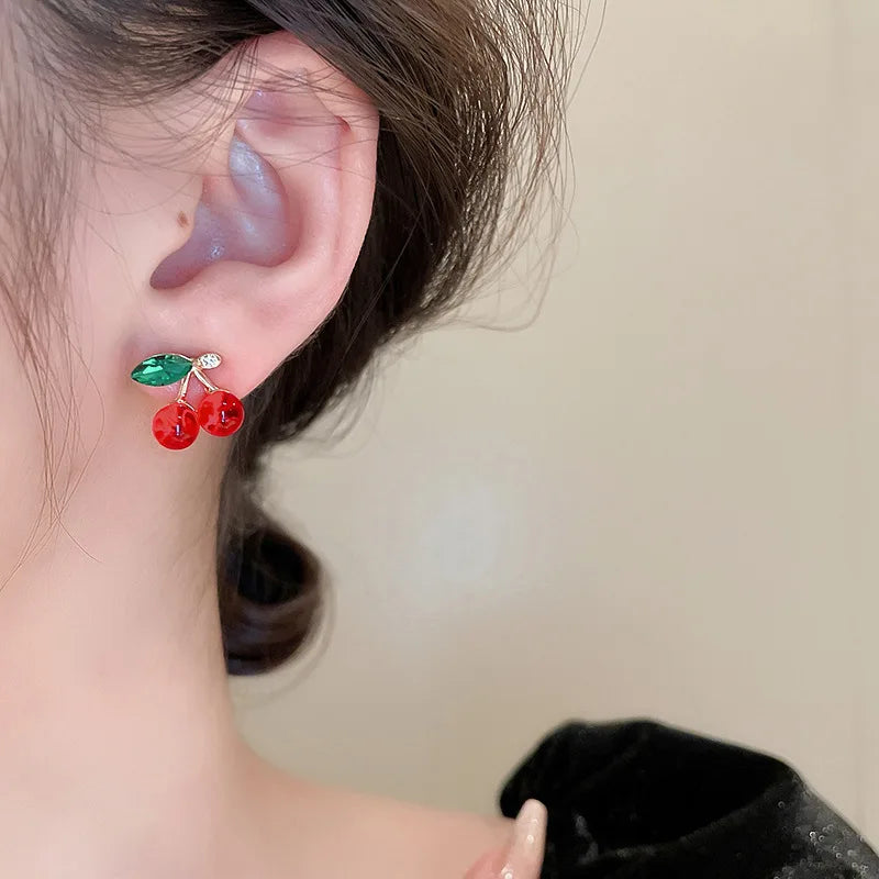 Neue süße rote Harzkirsche mit glänzendem Zirkonia-Anhänger, Ohrringe für Frauen, süßer Schmuck, Accessoires, Urlaubsgeschenke