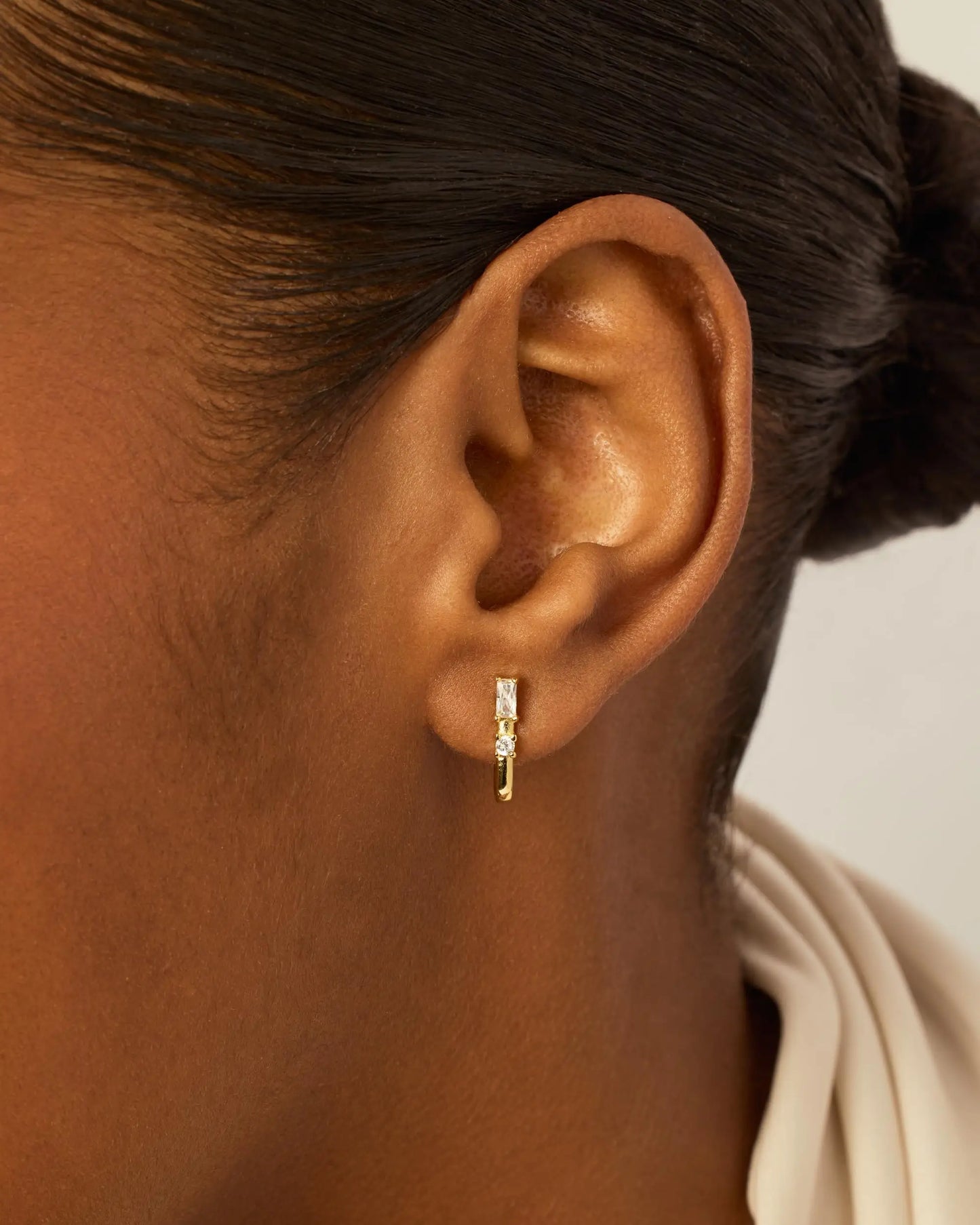 Shevalu Damen-Ohrringe mit kubischem Zirkonia, halbe Huggie-Ohrringe, neu, 18 Karat vergoldet, Creolen-Ohrring mit Sterlingsilberpfosten, Ohrstecker