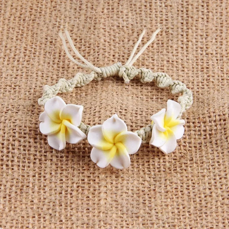 Mehrfarbiges handgewebtes Muschelarmband-Halsketten-Set im Strandurlaubsstil, weicher Keramikschmuck mit böhmischem Ei-Blumen-Design