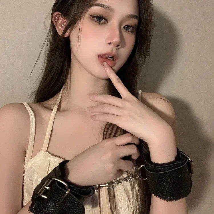 Fleece-gefütterte Leder PU Handgelenksmanschetten Damen Requisite Spielzeug Fußknebel Eisen Fußkette Nicht beschädigende Hand Fotografie Requisiten COS Hot Girls