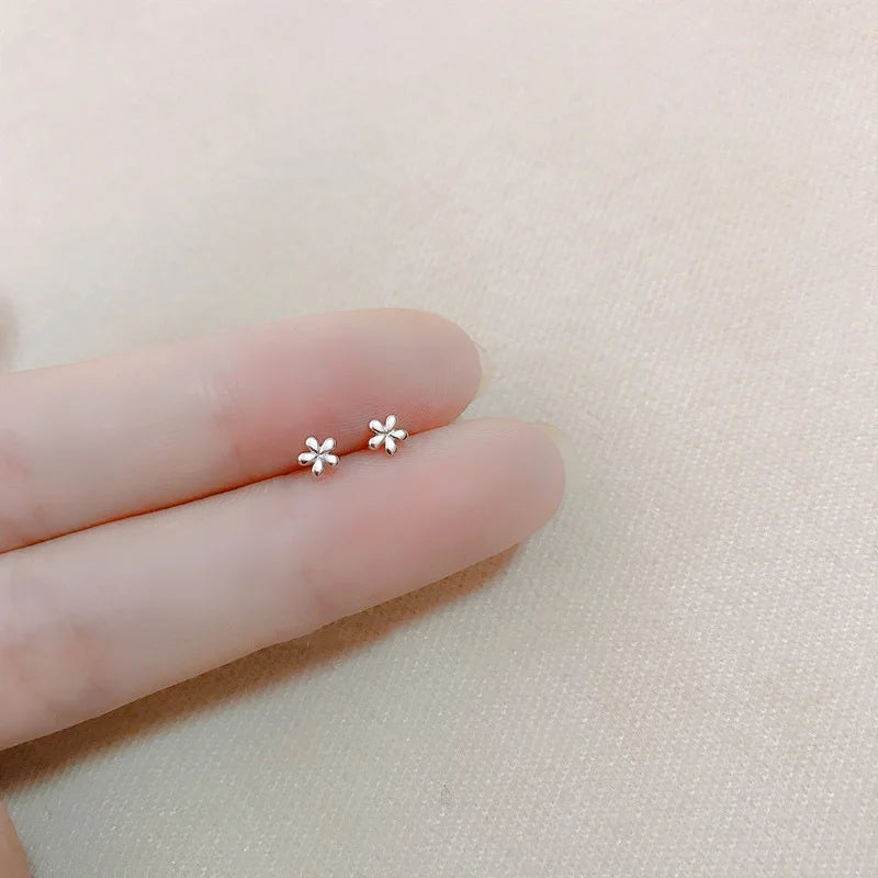 Silberfarbene, einfache kleine Schmetterlings-Ohrstecker für Damen, 925er Silbernadeln, hypoallergen, für den täglichen Gebrauch, Ohrpiercing-Schmuck
