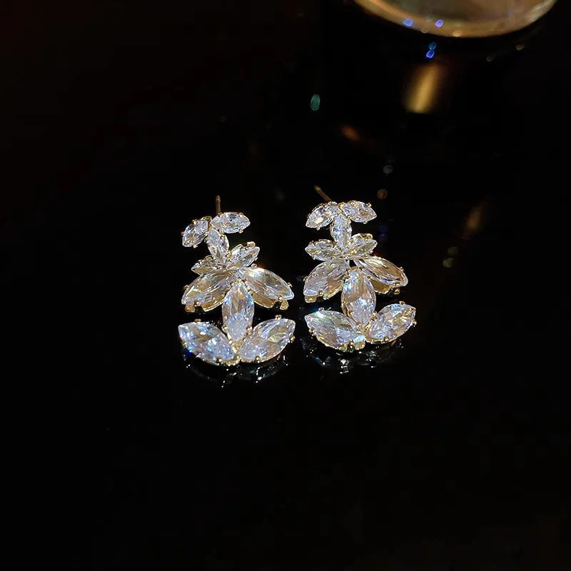 1 Paar 2024 Mode Advanced Sense glänzende Buchstaben Ohrringe für Frauen Mädchen minimalist ische vielseitige Ohrringe Schmuck Accessoires Geschenke
