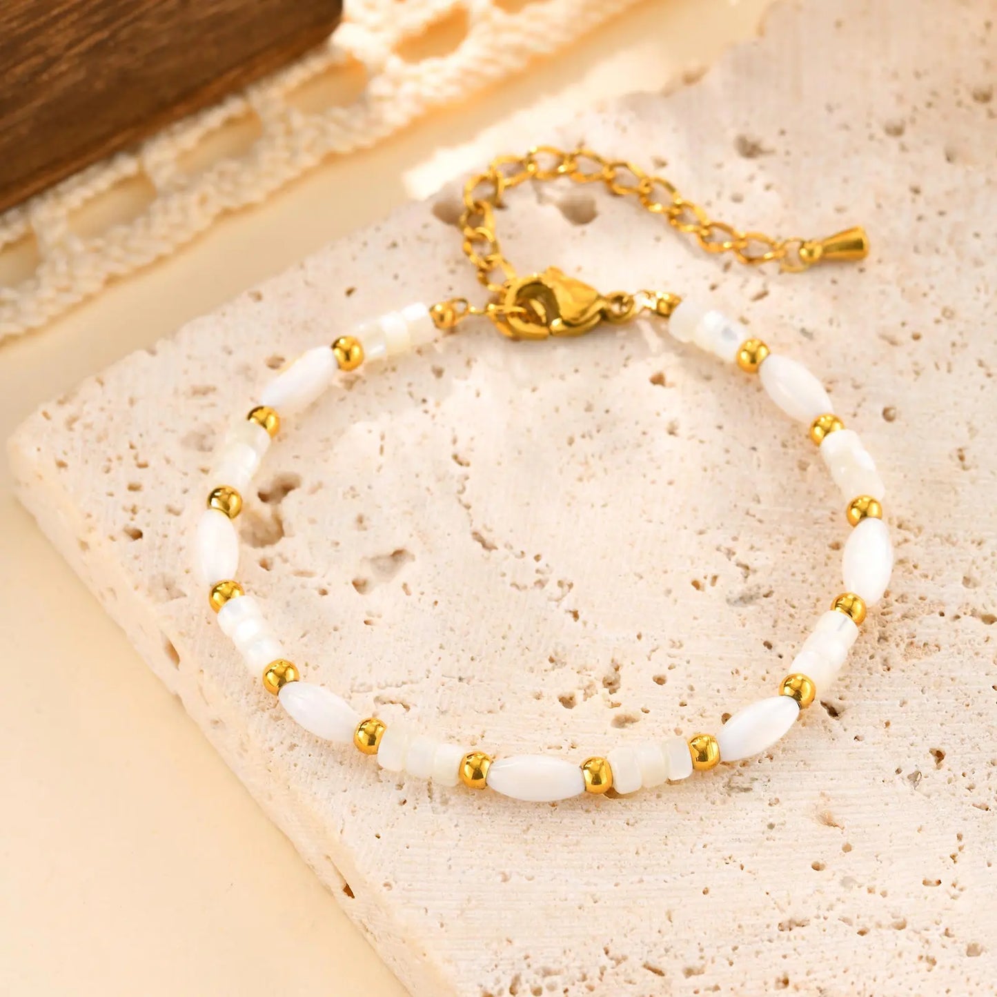 Weißes Muschelperlen-Armband für Damen, goldfarbene Edelstahlarmbänder, wasserdichtes Charm-Schmuckgeschenk