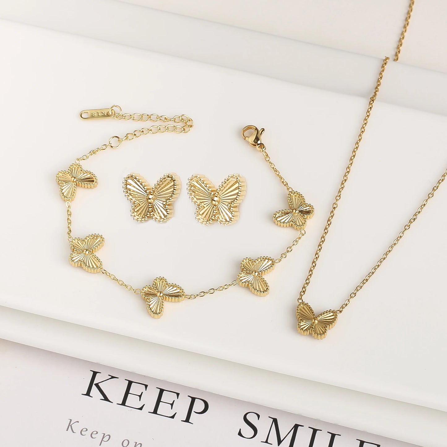 Hochwertiges, vergoldetes Edelstahl-Armband mit Schmetterlings-Insekten, klassisch für Damen und Mädchen, modisch, Party, Hochzeit, Schmuck, Kleeblatt