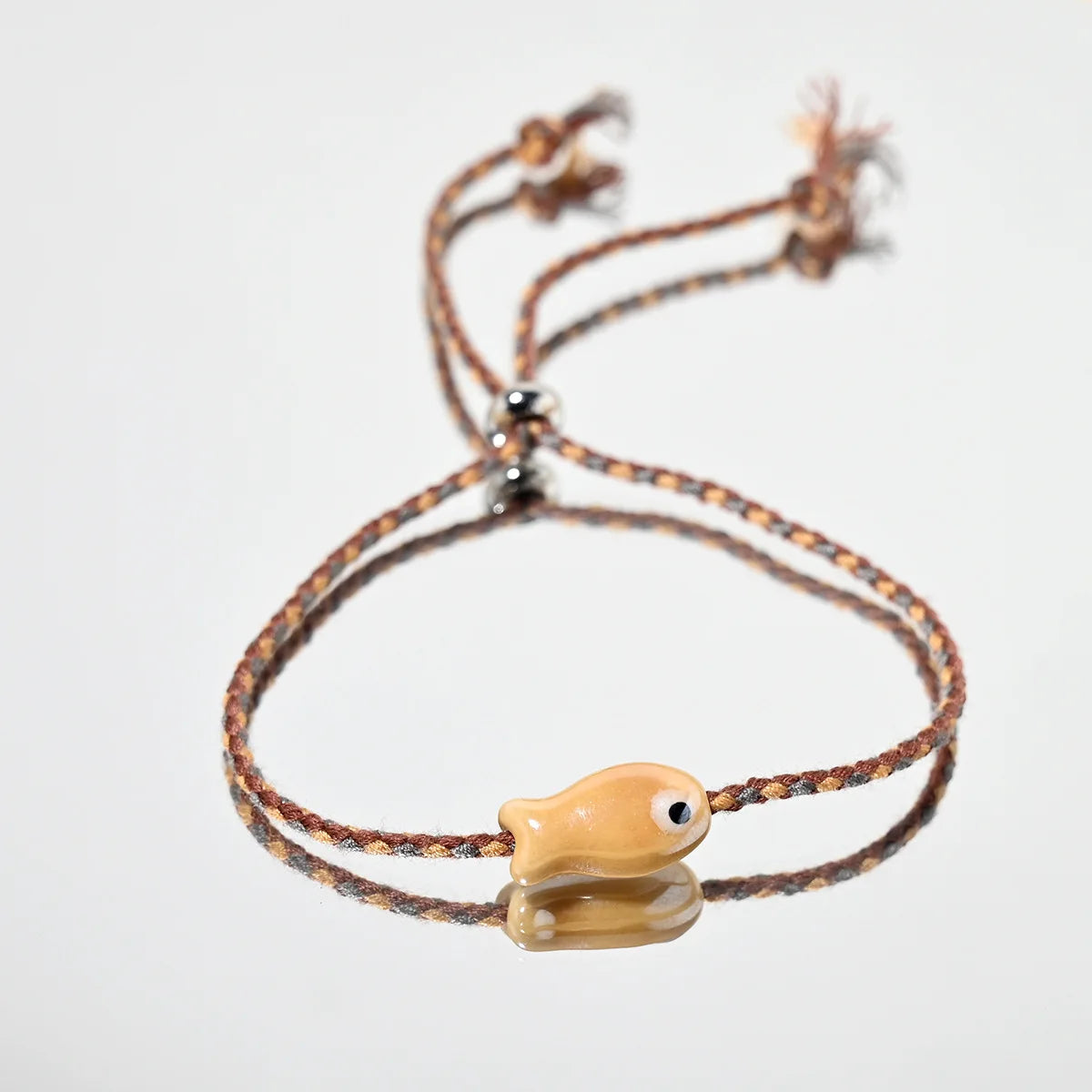 Böhmisches Keramik-Armband mit kleinem Fisch – mehrfarbiger Zugschnur, verstellbar, trendige Knöchel-/Handgelenkkette, süßer Damen-Festival-Schmuck
