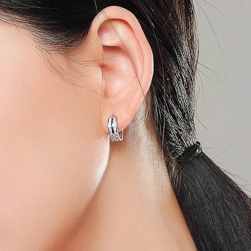 Huitan Silberfarbene, brillante Zirkonia-Creolen für Damen, anmutige Accessoires für den täglichen Gebrauch, weiblicher Modeschmuck, Geschenke