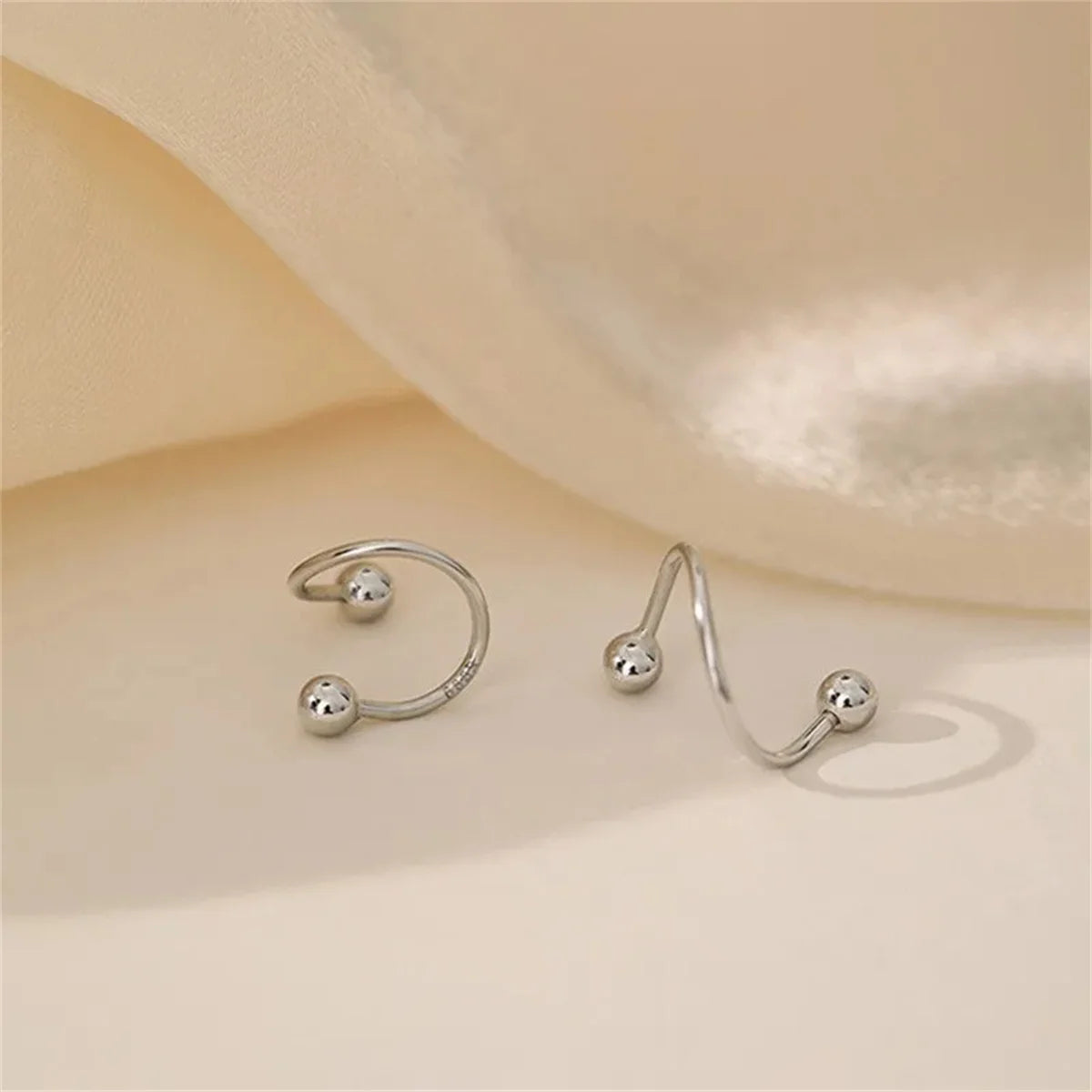 2 Stück Edelstahl Twist Love Heart Star Ohrstecker, S-Form hypoallergen Daith Helix Ohrknorpel Tragus Piercing Geschenk