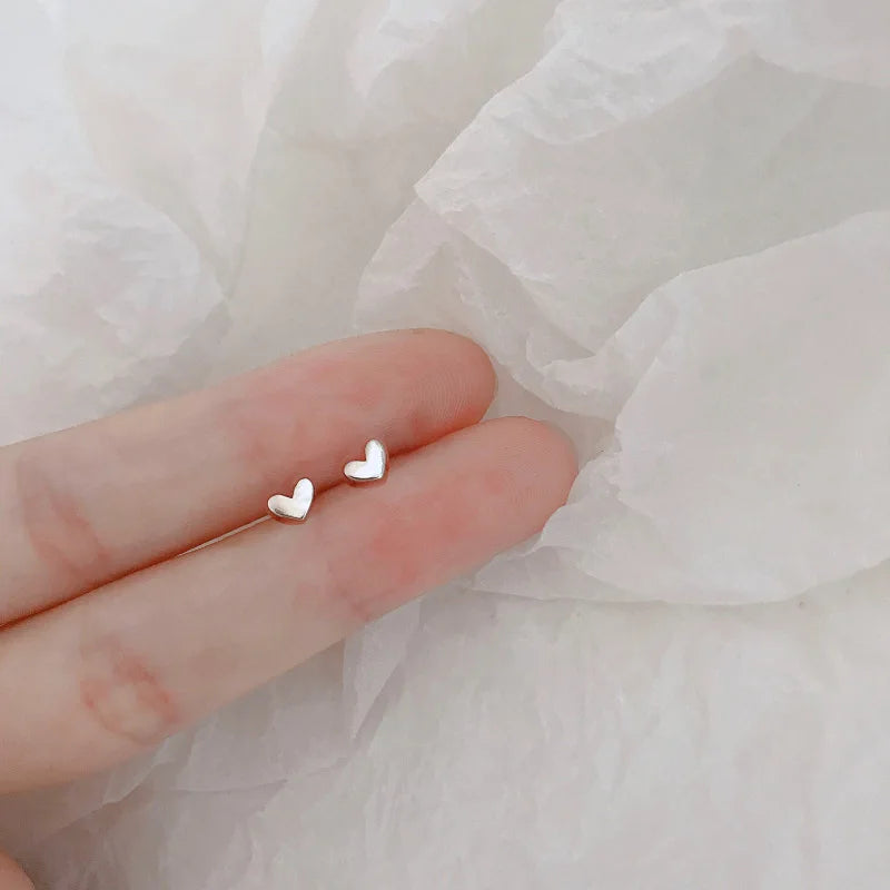 Silberfarbene, einfache kleine Schmetterlings-Ohrstecker für Damen, 925er Silbernadeln, hypoallergen, für den täglichen Gebrauch, Ohrpiercing-Schmuck