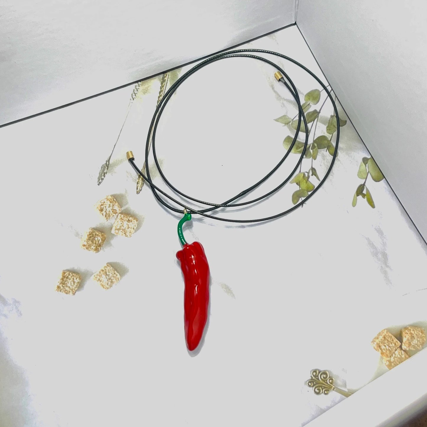 2024 Trend-Halskette, roter Pfeffer-Anhänger, lange Seilkette, Halskette für Damen, Statement-Boho-Stil, modischer Urlaub, Party-Schmuck