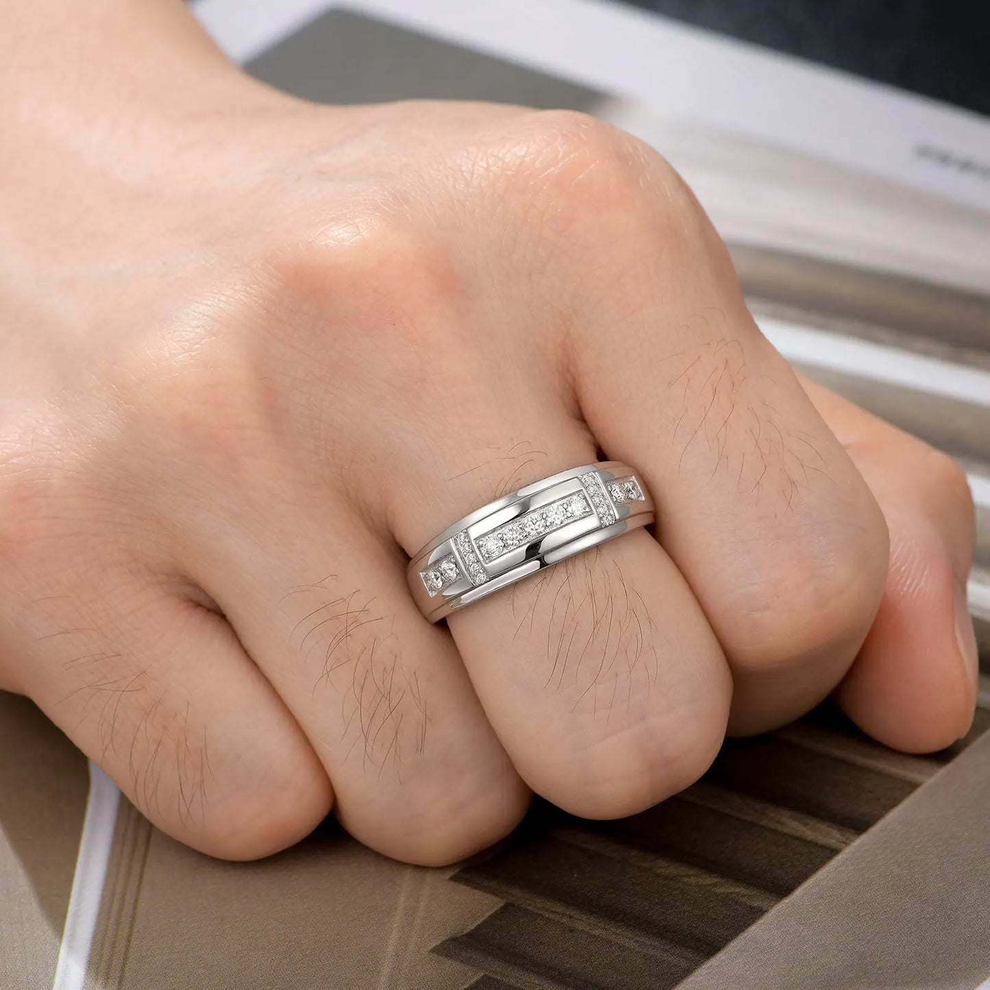 Newshe Eleganter Herren-Ehering aus 925er-Sterlingsilber, voller Moissanit-Ring für ihn, runder Verlobungsring mit halber Ewigkeit