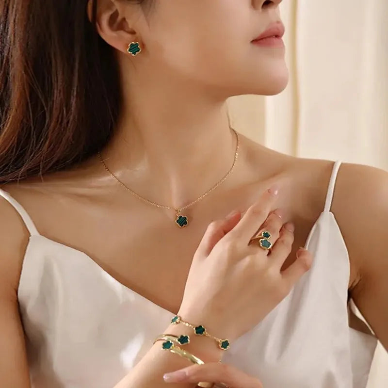 Lucky Fünfblättriges Blumenklee Ohrringe Halskette Ring Armband Fünfteiliges Set für Damen Modische Accessoires Partyschmuck