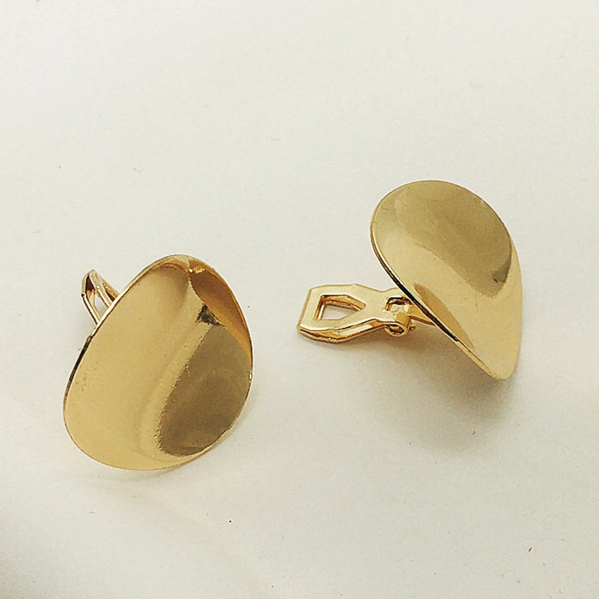 Modische kreisförmige plissierte Ohrclips ohne Piercing für Frauen, personalisiertes Design, unregelmäßige Punk-Metallohrringe, Party-Schmuck