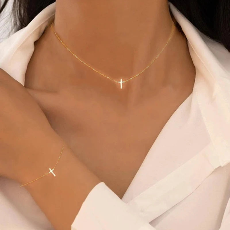 2-teiliges exquisites goldfarbenes böhmisches Schmuckset für Damen, modisches Perlen-Kreuz-Anhänger-Halsketten-Armband-Set, lässiger Schmuck, Geschenke