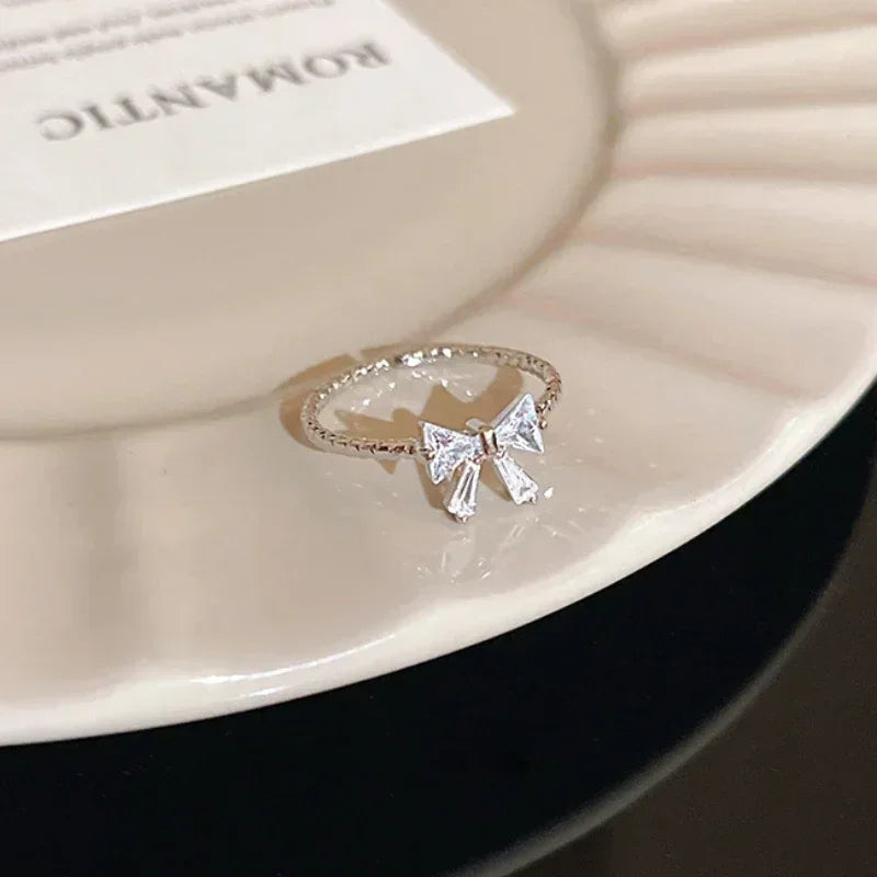 Glänzende weiße Schleife-Ringe für Damen und Mädchen, koreanischer exquisiter Schmuck, offener Ring mit glänzender Fliege, Zirkon, für Party-Liebhaber-Geschenke