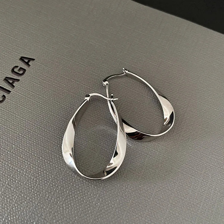 Silber Farbe Geometrische Twisted Creolen für Frauen Mobius Streifen Kompakte Ohrring Weiblichkeit Ohr Eckle Schmuck Zubehör