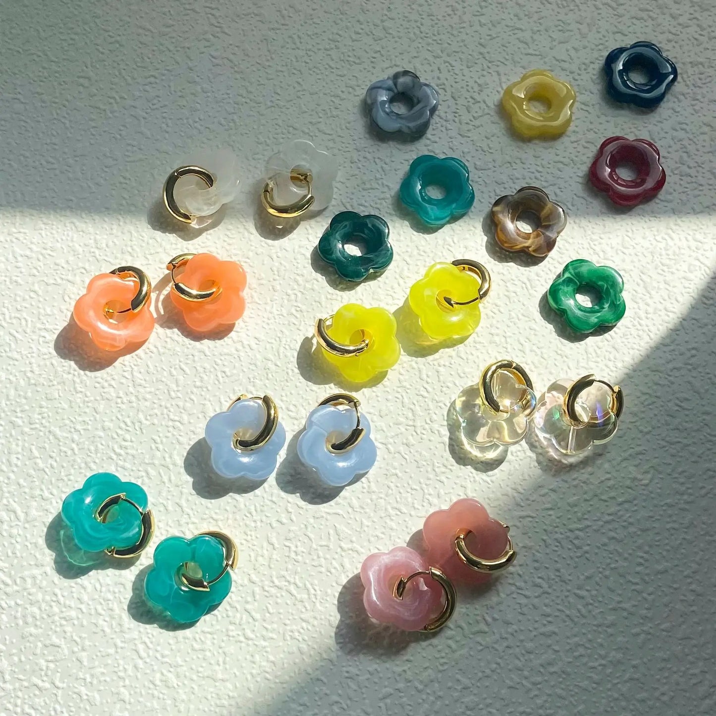 Bunte Blume Harz Acryl Charms Ohrring Gold Farbe Kreis Ohr Schnalle Creolen Modeschmuck für Frauen