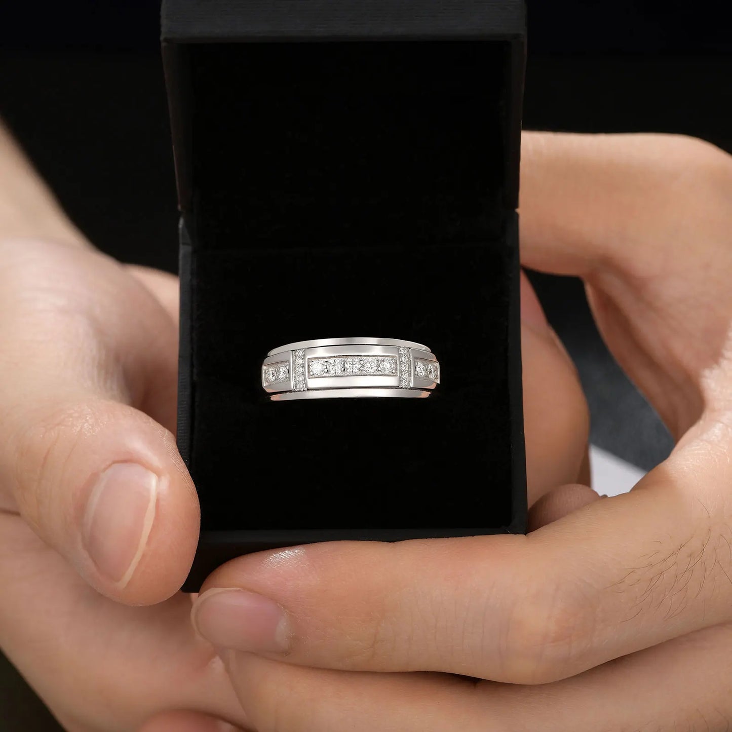 Newshe Eleganter Herren-Ehering aus 925er-Sterlingsilber, voller Moissanit-Ring für ihn, runder Verlobungsring mit halber Ewigkeit