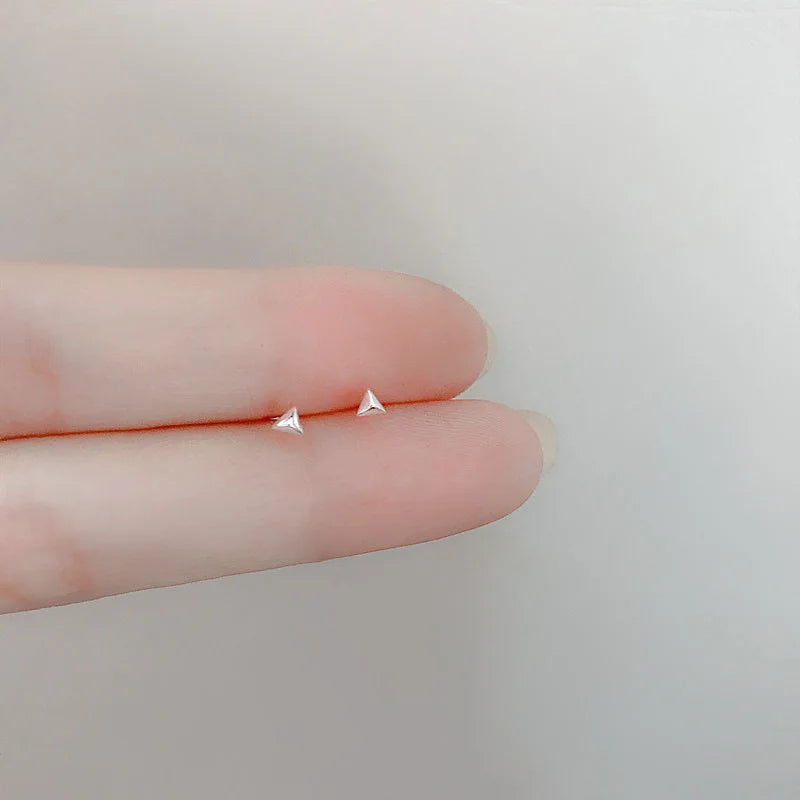 Silberfarbene, einfache kleine Schmetterlings-Ohrstecker für Damen, 925er Silbernadeln, hypoallergen, für den täglichen Gebrauch, Ohrpiercing-Schmuck