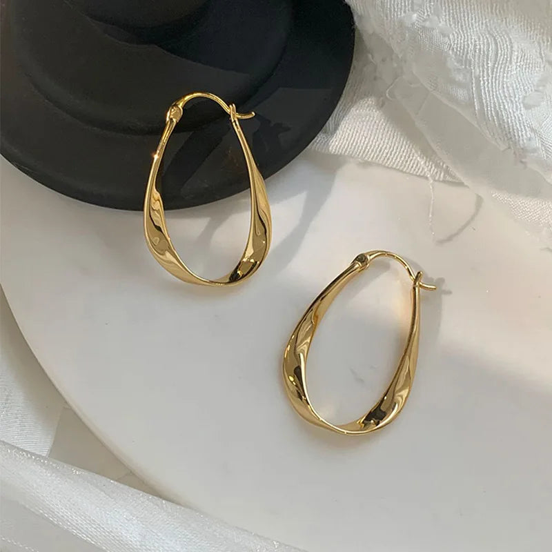Silber Farbe Geometrische Twisted Creolen für Frauen Mobius Streifen Kompakte Ohrring Weiblichkeit Ohr Eckle Schmuck Zubehör