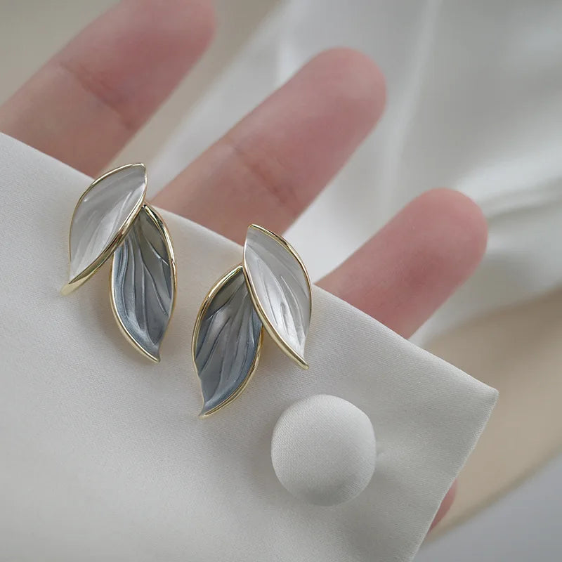 Süße Blatt-Ohrstecker für Frauen, frische blaue und weiße Pflanzen-Ohrstecker, exquisite Metall-Stil-Ohrringe, eleganter Schmuck, Geschenk