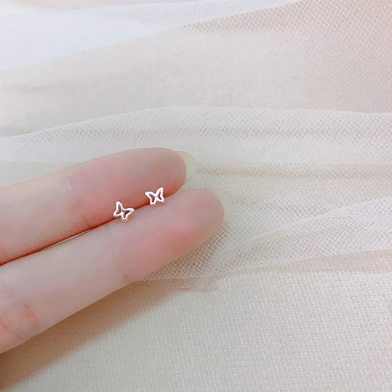 Silberfarbene, einfache kleine Schmetterlings-Ohrstecker für Damen, 925er Silbernadeln, hypoallergen, für den täglichen Gebrauch, Ohrpiercing-Schmuck