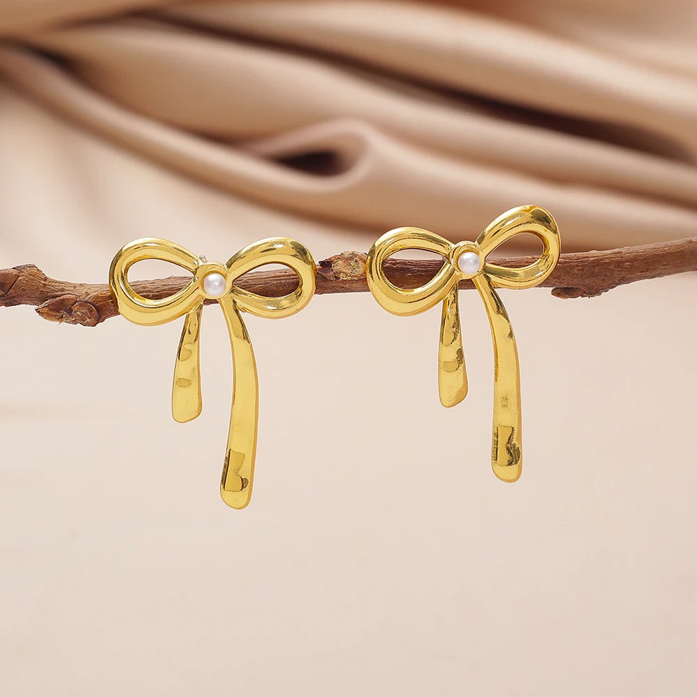 Goldfarbene Schleife-Ohrringe für Frauen, 2025, Bankett-Party-Dekoration, Edelstahl-Ohrringe, Ohrstecker, eingelegter Imitationsperlen-Schmuck