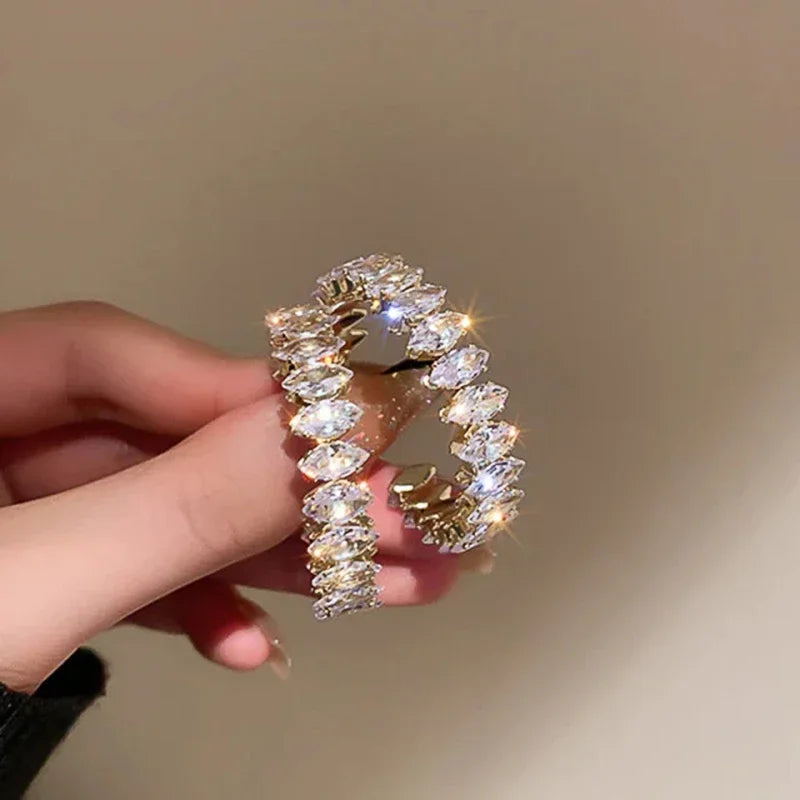 Huitan Funkelnde Creolen mit kubischem Zirkonia für Damen, brillanter, charmanter, attraktiver Verlobungsschmuck, zarte Accessoires