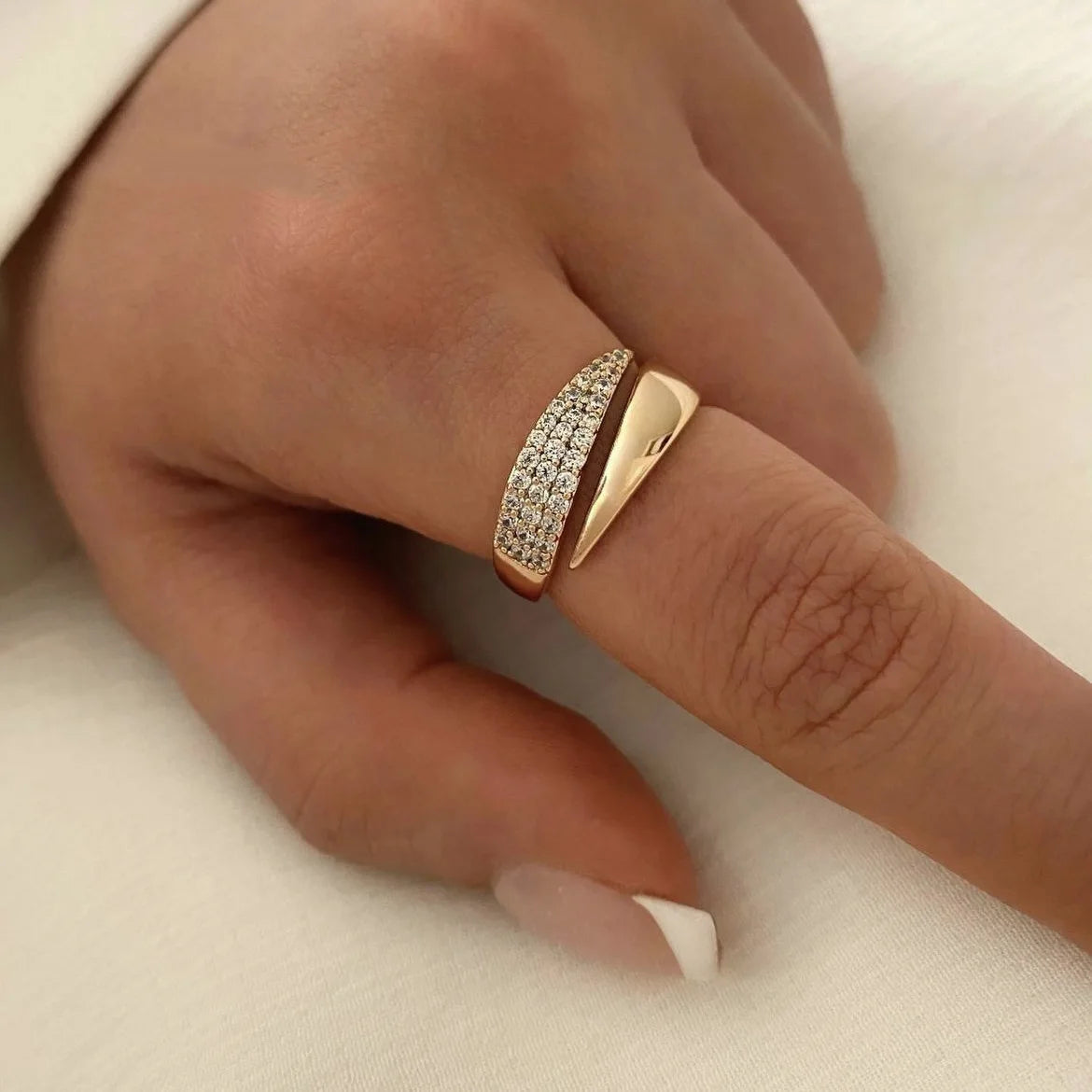 Neue Mode Edelstahl 18K vergoldet Sonnenringe für Frauen Strass eingelegt in hohlen Metallstruktur Ring trendiger Schmuck