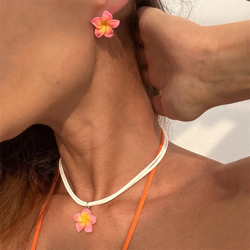 Minimalistisches Plumeria-Halsketten-Ohrring-Set aus Kunstharz mit Farbverlauf für Frauen und Mädchen, Frangipani-Blume, weiße Kette, Strandschmuck, Geschenk