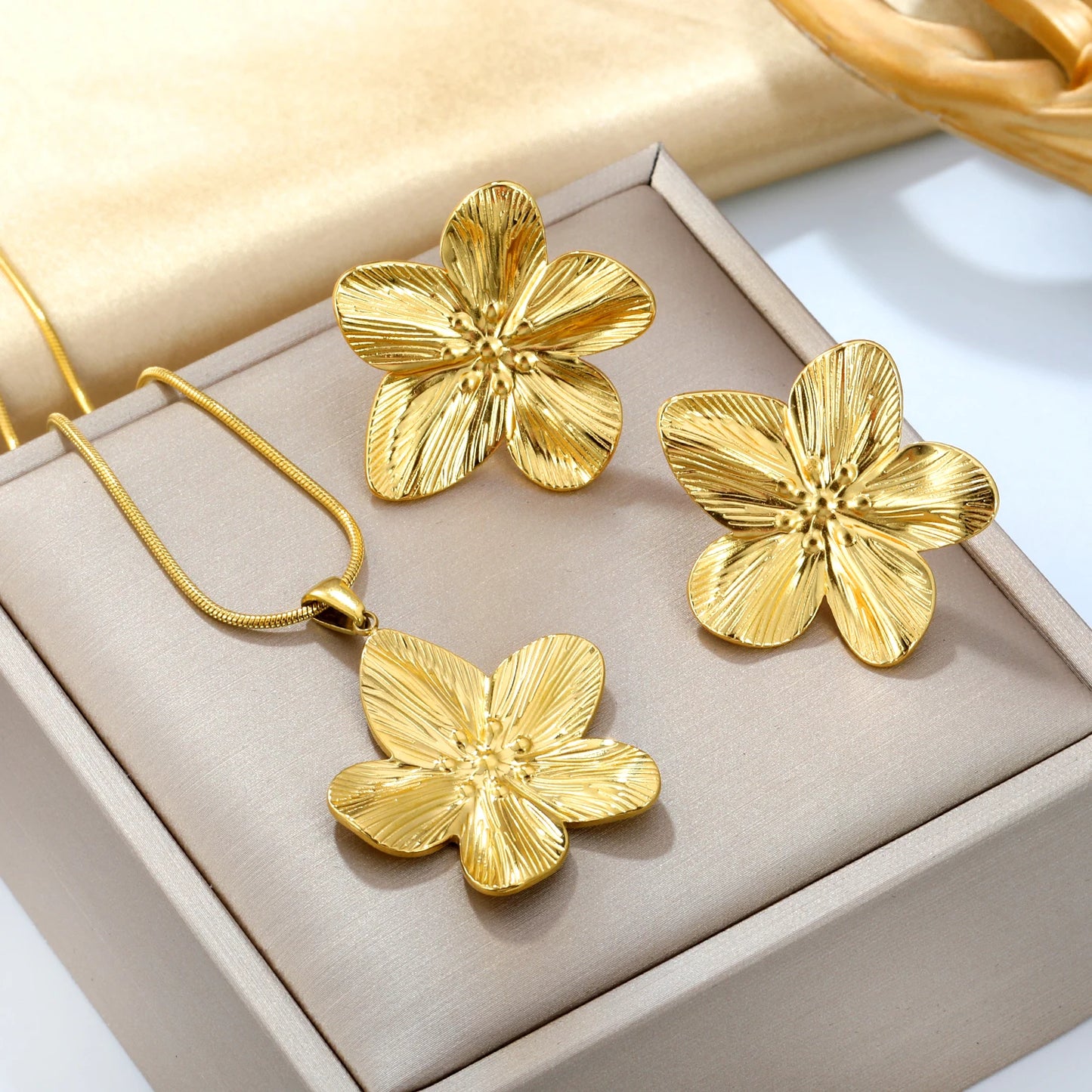 ASONSTEEL Trendy Edelstahl Blume Anhänger Halskette Ohrringe Schmuck Set Vergoldet Party Schmuck Dressing Ästhetische Geschenke