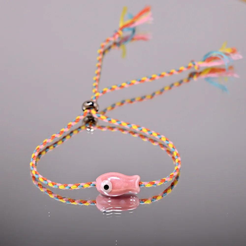 Böhmisches Keramik-Armband mit kleinem Fisch – mehrfarbiger Zugschnur, verstellbar, trendige Knöchel-/Handgelenkkette, süßer Damen-Festival-Schmuck