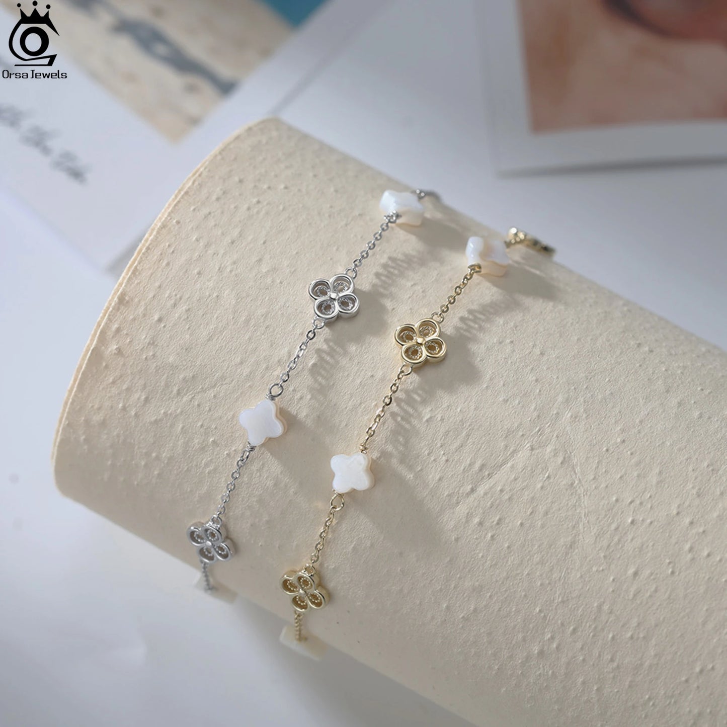 ORSA JEWELS Fußkettchen aus 925er-Sterlingsilber mit weißer Muschel, vierblättriges Kleeblatt-Design, Naturstil, Glückssymbol, Sommer-Accessoire, Geschenk GMA03