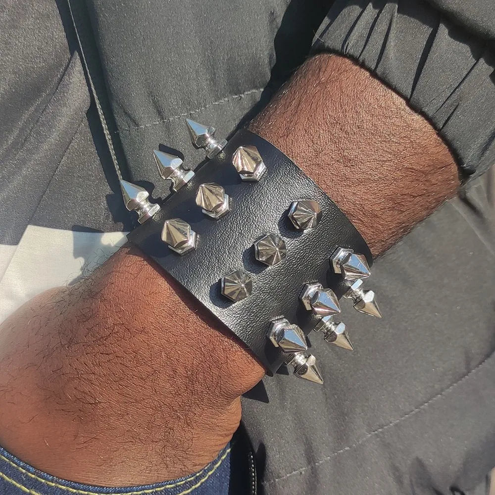 Vintage Lederarmbänder Punk Row Cuspidal Spikes Nieten Ohrstecker Breite Manschette PU Leder Punk Gothic Rock Unisex Goth Accessoires