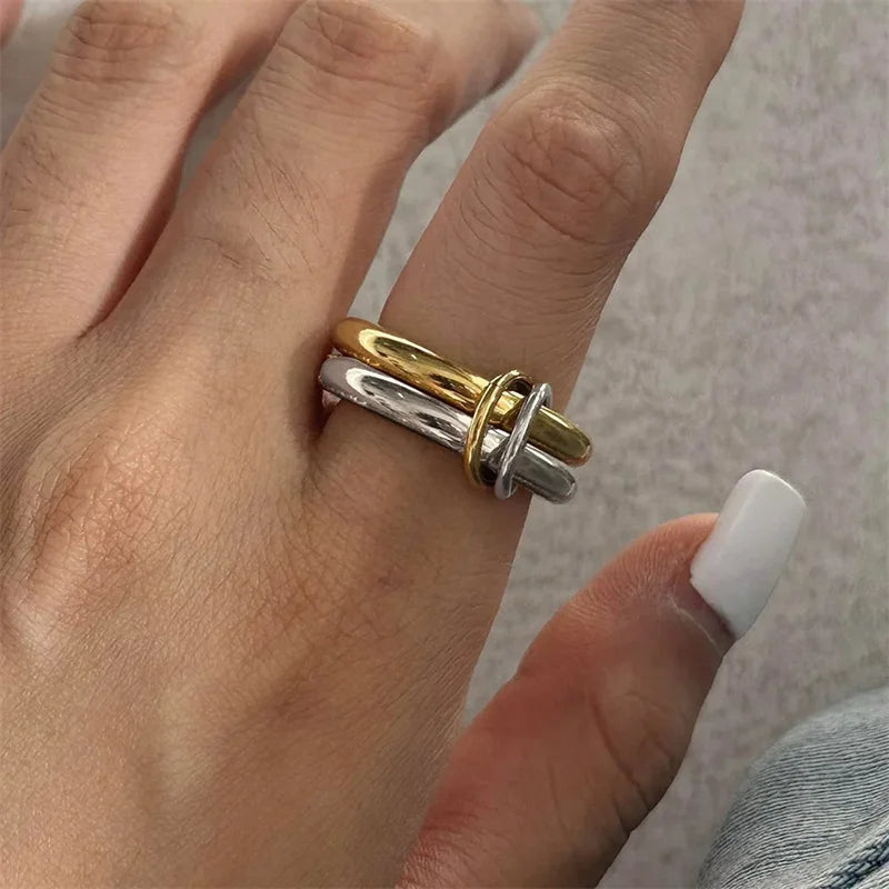 Ein zweifarbiger Nischen-Schmuckring aus Kupfer mit vier Ringen, hypoallergen, Ins-Stil, stapelbares Artefakt, geeignet für junge Frauen